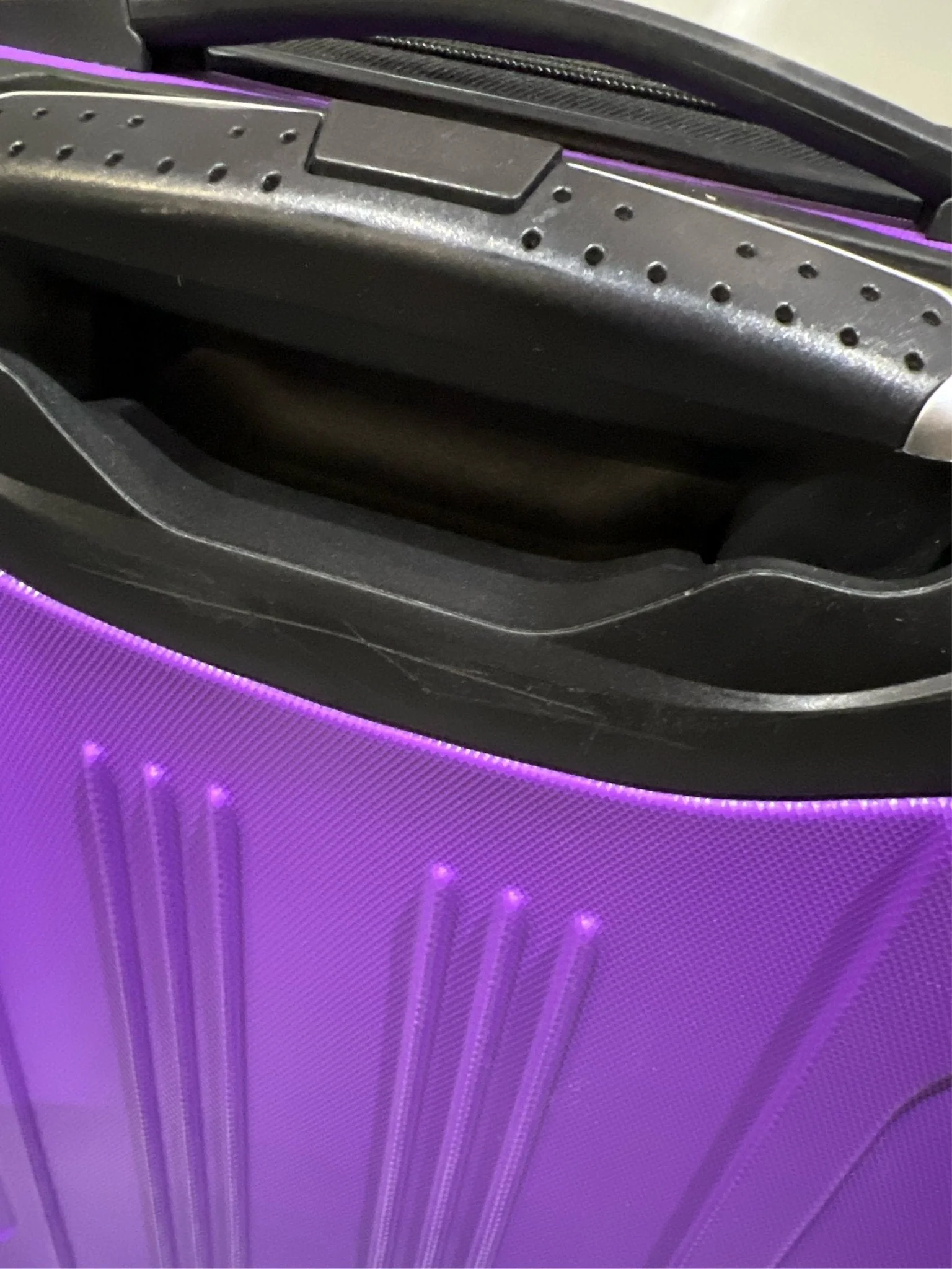 Travelers Club 20" Chicago Expandable Spinner Carry-On Luggage Purple/Pink [color may vary], used, has scratches - Image 5