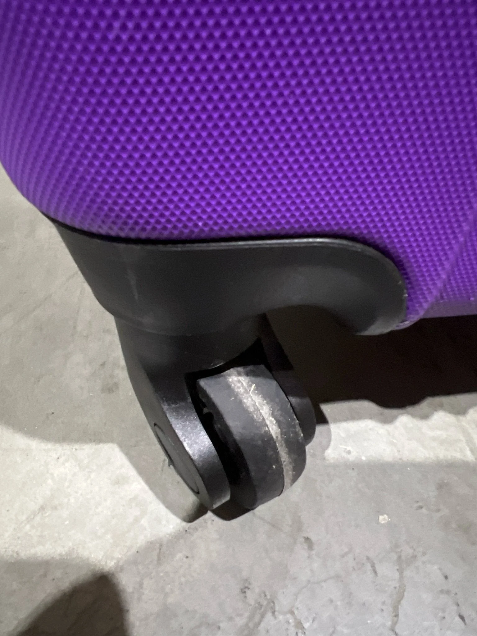 Travelers Club 20" Chicago Expandable Spinner Carry-On Luggage Purple/Pink [color may vary], used, has scratches - Image 7