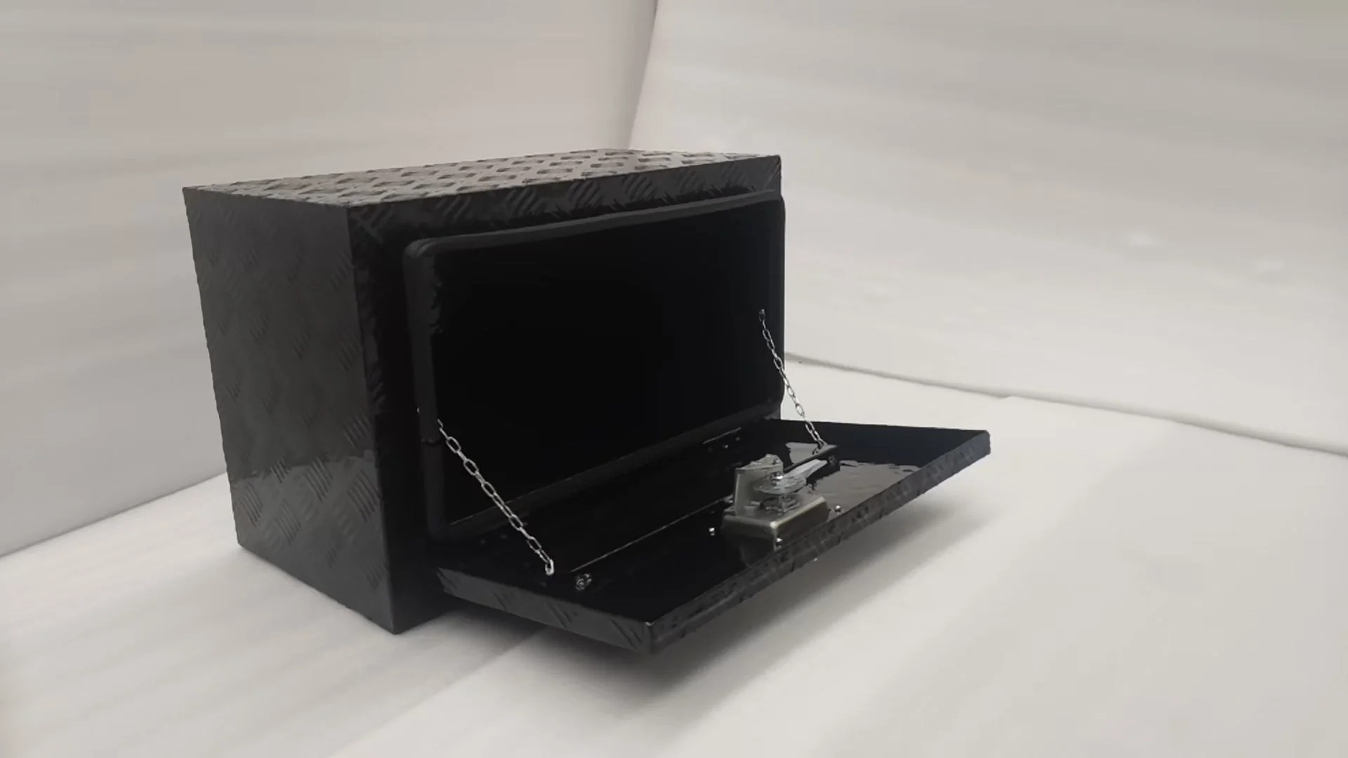 Underbody Aluminum Tool Boxes for Trailers & Trucks – 24, 36, 48 – Black & Silver Heavy-Duty Lockable Storage with Keys - Image 7